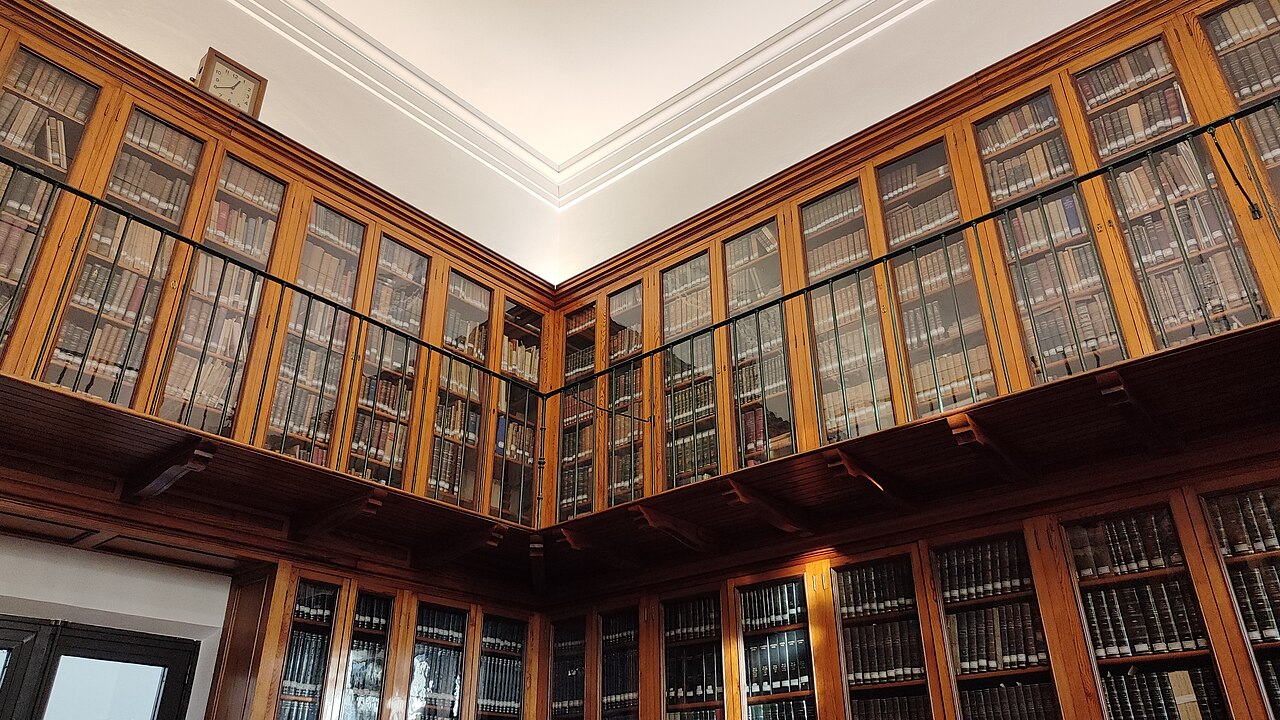 Biblioteca de madera con estanterías de dos alturas