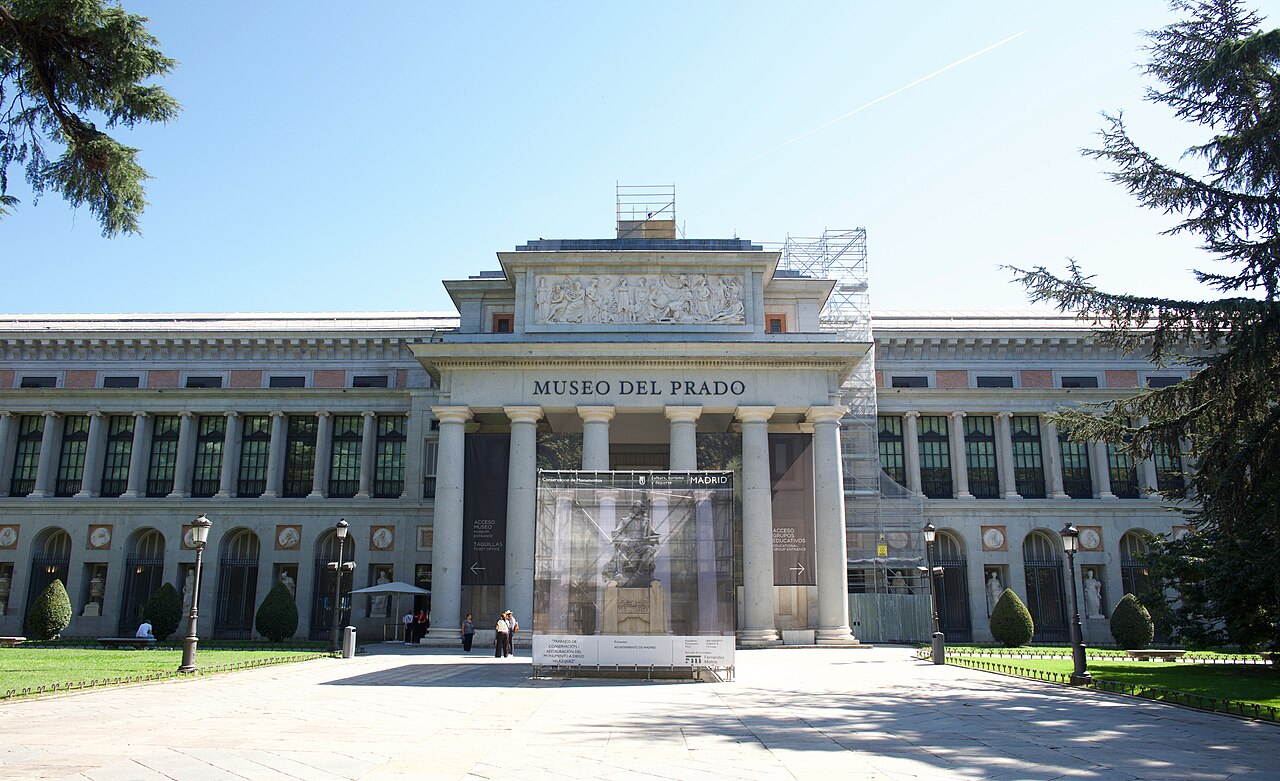 Museo del Prado visto desde la escalinata de entrada