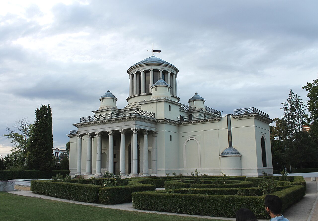 Observatorio Astronómico de Madrid entre setos