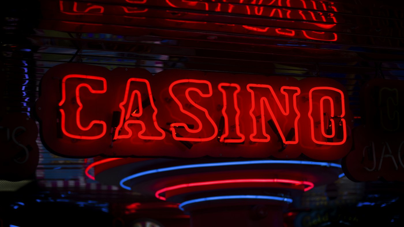 Letrero luminoso de casino en rojo sobre fondo oscuro