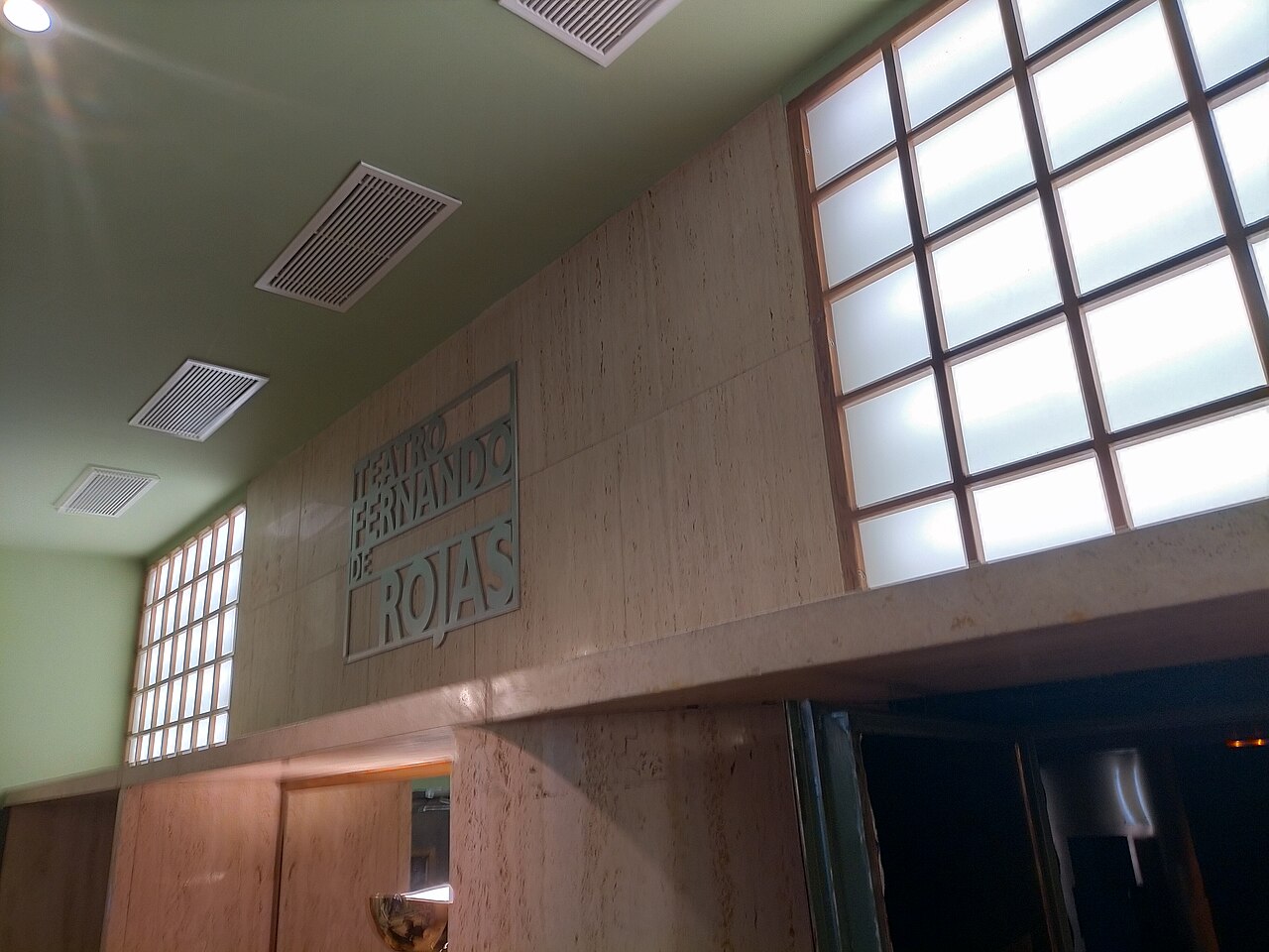 Vestíbulo con el rótulo de Teatro Fernando de Rojas